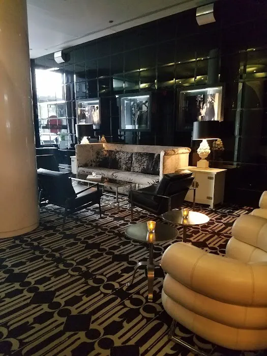 Night Hotel at Times Square Picture 2