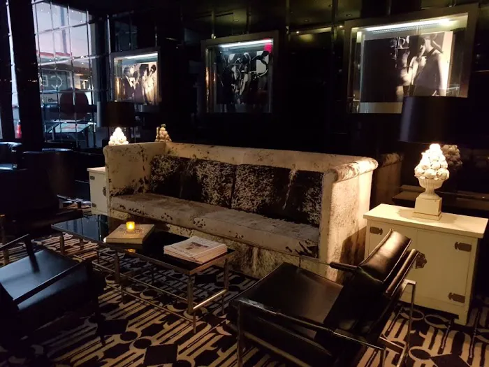 Night Hotel at Times Square Picture 6