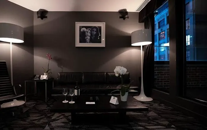 Night Hotel at Times Square Picture 8