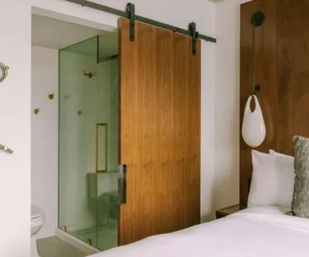 The Merchant Hotel, Sonder