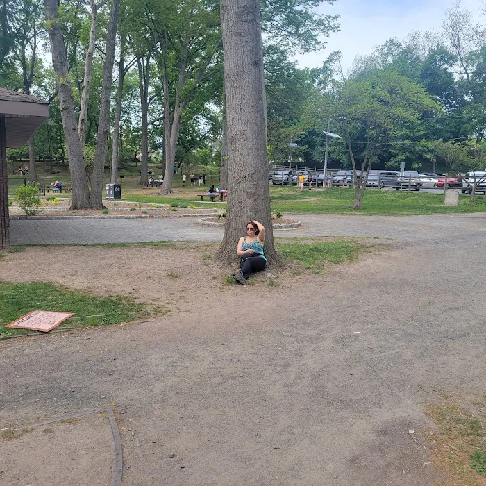 Hawthorne-Park-Parking Picture 1