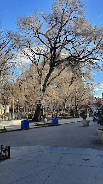 Straus Square Picture 4