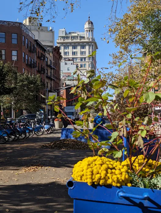 Straus Square Picture 3