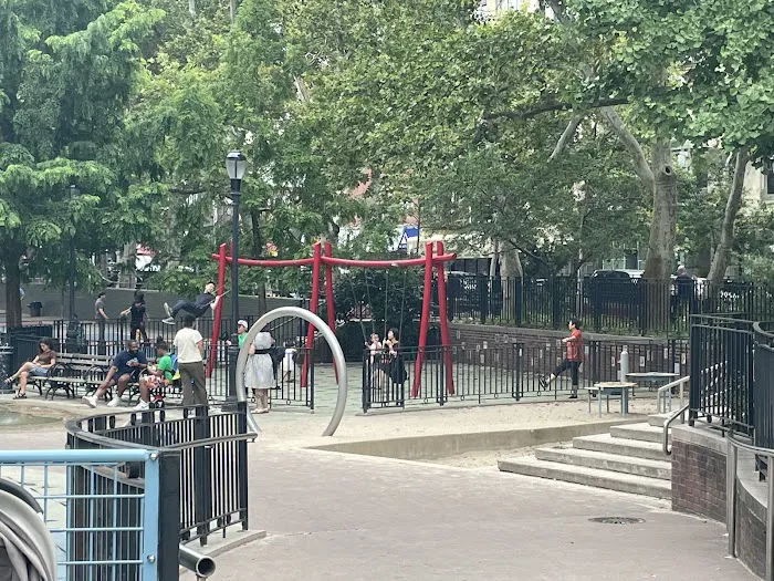 Playground chino Picture 4