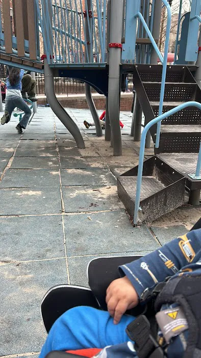Playground chino Picture 7
