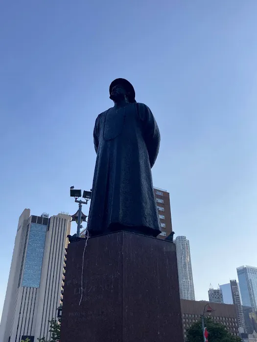 Confucius Plaza courtyard Picture 2