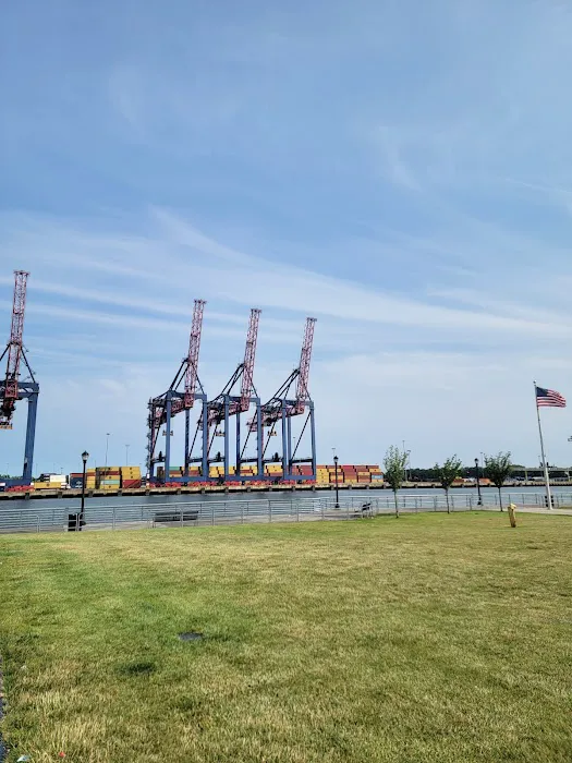 Veterans Memorial Waterfront Park Picture 3