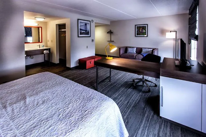 Hampton Inn & Suites Staten Island Picture 8