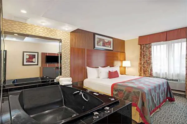 Ramada by Wyndham Staten Island Picture 4