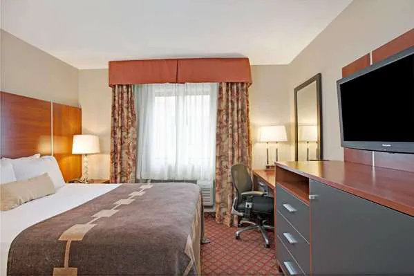 Ramada by Wyndham Staten Island Picture 10