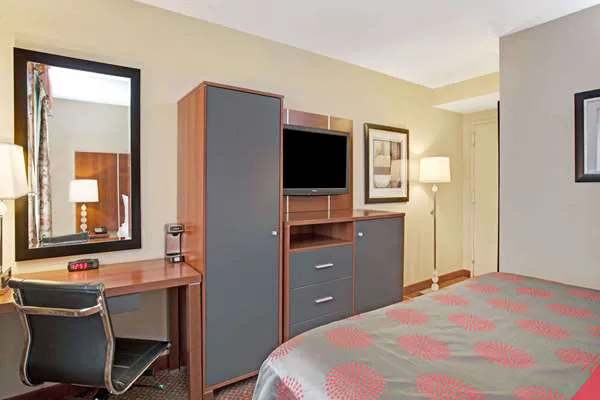 Ramada by Wyndham Staten Island Picture 2