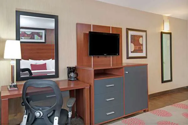 Ramada by Wyndham Staten Island Picture 1