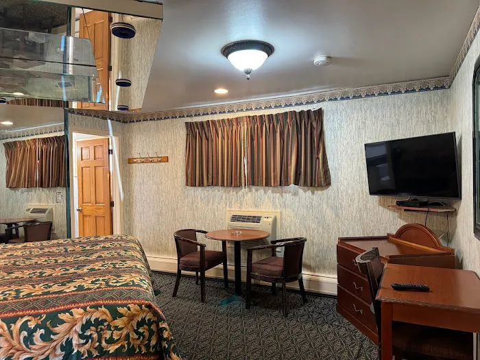 Royal Motel Picture 10