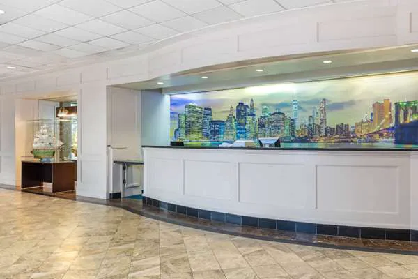 La Quinta Inn & Suites by Wyndham Secaucus Meadowlands Picture 3