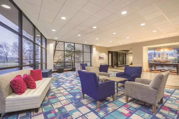 La Quinta Inn & Suites by Wyndham Secaucus Meadowlands Picture 2