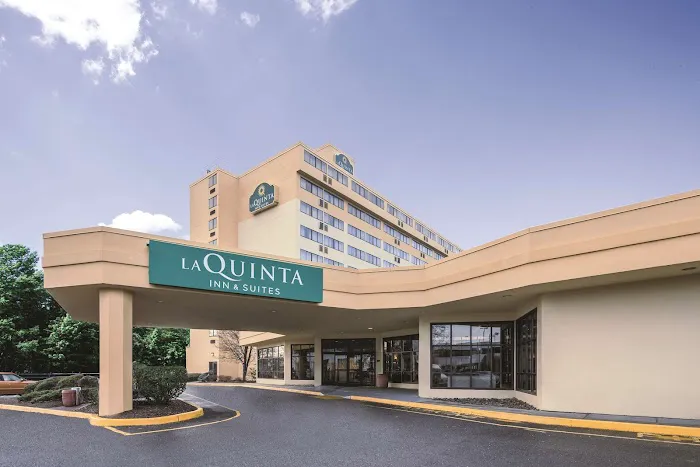 La Quinta Inn & Suites by Wyndham Secaucus Meadowlands Picture 1