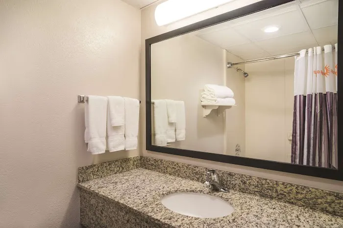 La Quinta Inn & Suites by Wyndham Clifton/Rutherford Picture 2