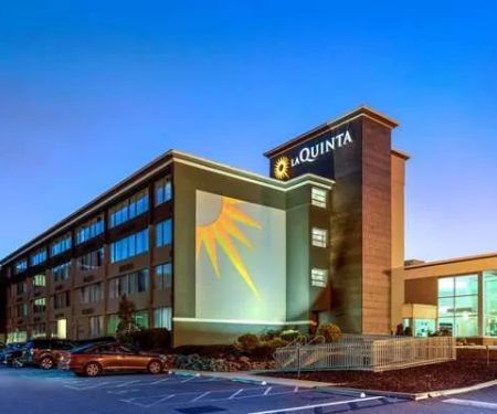 La Quinta Inn & Suites by Wyndham Clifton/Rutherford