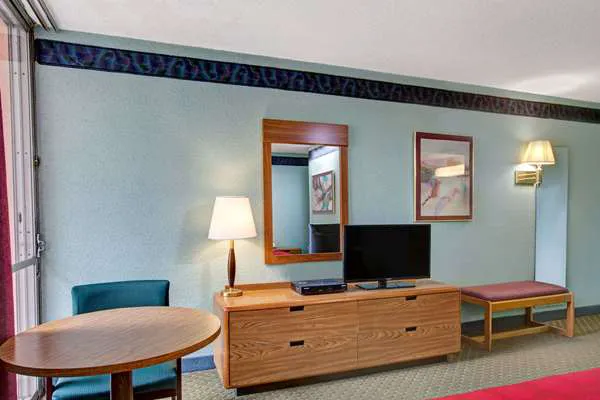 Ramada by Wyndham Parsippany Picture 5
