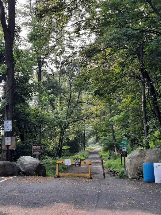 Hudson River Greenway trailhead & parking Picture 9