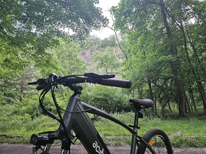 Hudson River Greenway trailhead & parking Picture 2