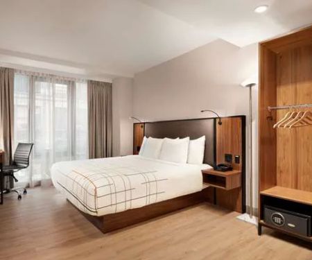 La Quinta Inn & Suites by Wyndham Times Square South