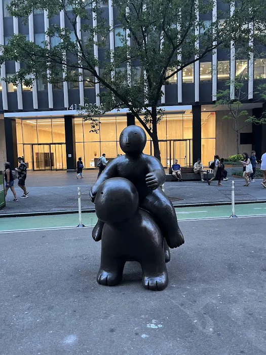 Garment District Plaza Picture 8