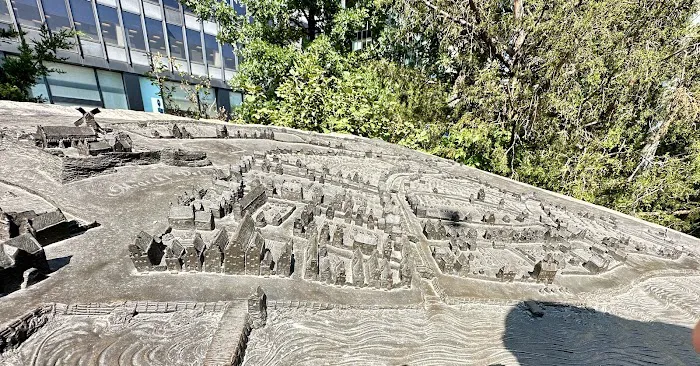 Peter Minuit Plaza Picture 6