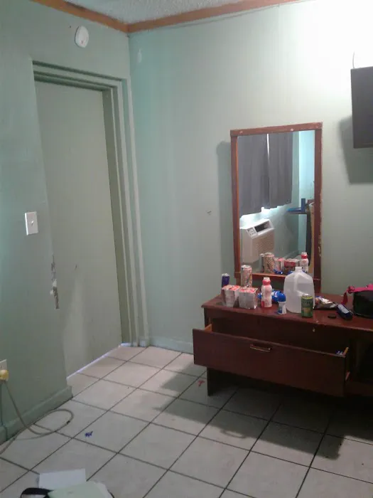 Lincoln Tunnel Motel Picture 1