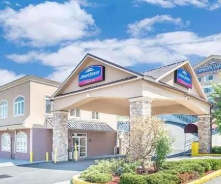 Howard Johnson by Wyndham North Bergen
