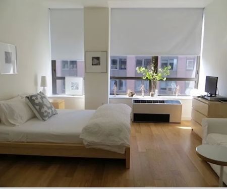 Studio Apartment Wall Street