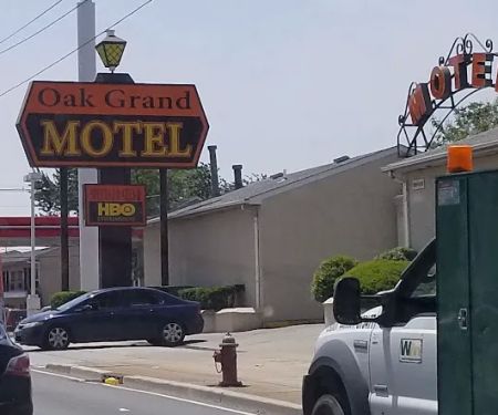 Oak Grand Motel