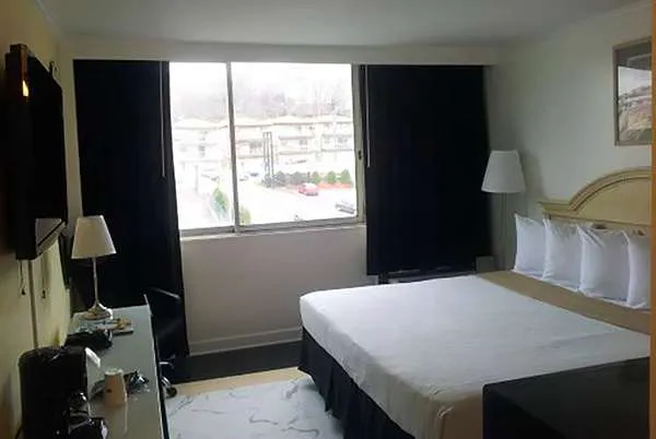 Ramada by Wyndham North Bergen Picture 6