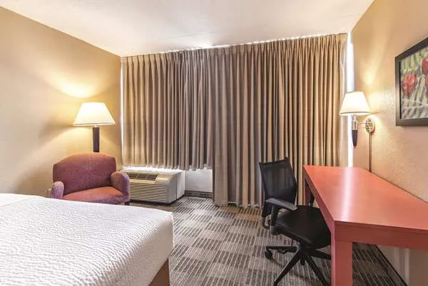 Ramada by Wyndham Fairfield NJ Picture 9