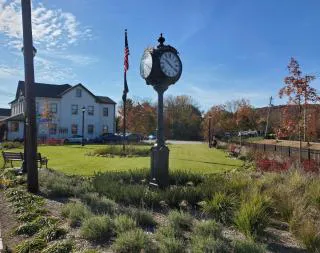 Bush Plaza Park Picture 1