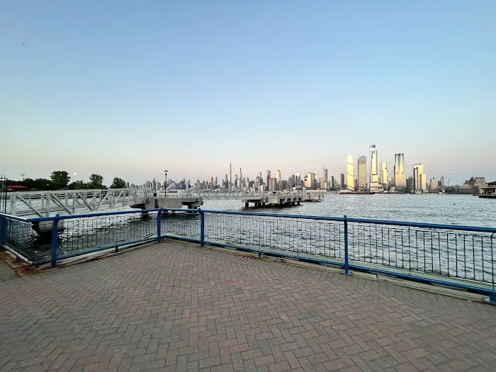 Lincoln Harbor Park Picture 9
