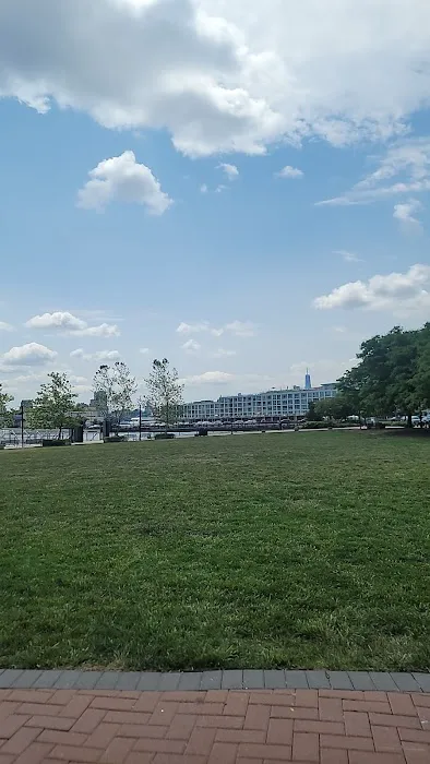 Lincoln Harbor Park Picture 1