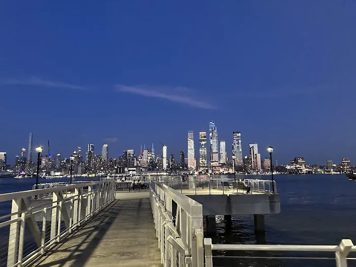 Lincoln Harbor Park Picture 8