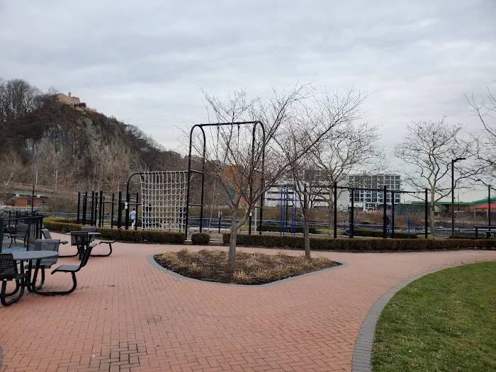 Lincoln Harbor Park Picture 5