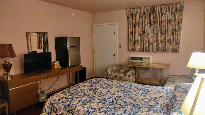 Tuxedo Motel Picture 5