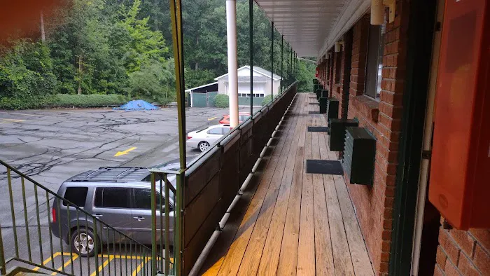 Tuxedo Motel Picture 6