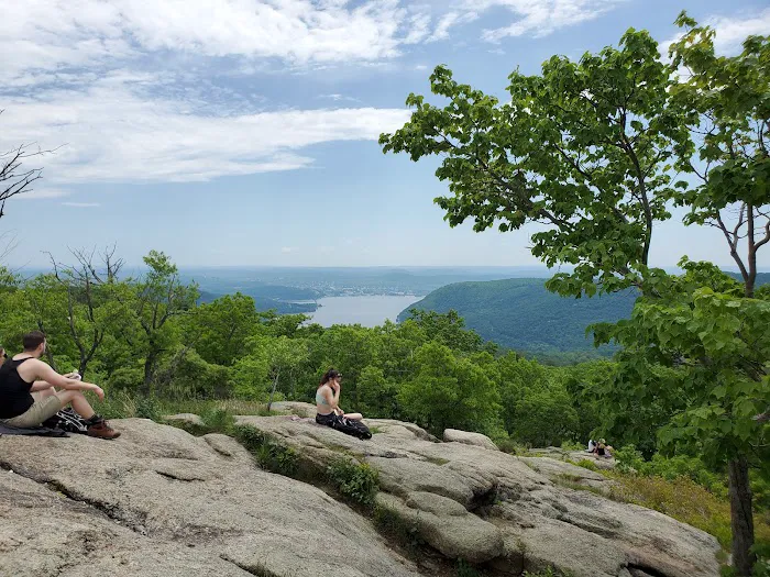 Suffern Bear Mountain Trailhead Picture 2