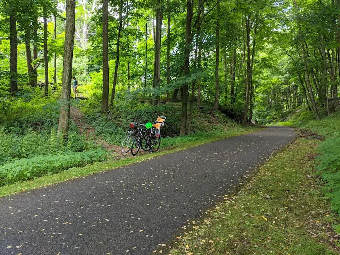 Parking for Putnam Trailway Picture 9