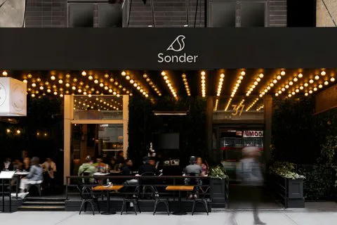 Henri on 24 Hotel Chelsea, Sonder Picture 1