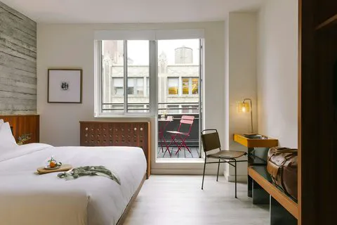 Henri on 24 Hotel Chelsea, Sonder Picture 6