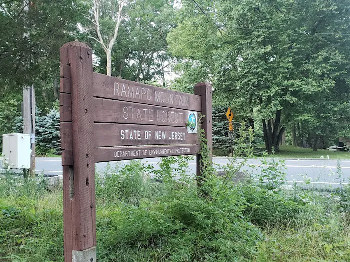 Ramapo Lake Trailhead Picture 8