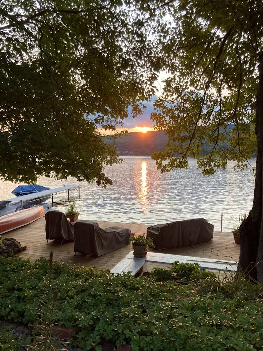 Alices Lakeshore Retreat Picture 10