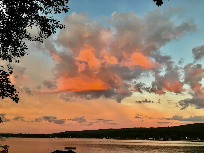 Alices Lakeshore Retreat Picture 8