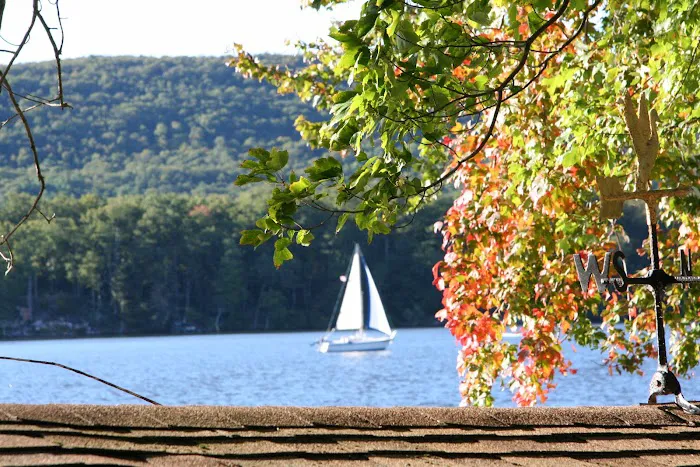 Alices Lakeshore Retreat Picture 2