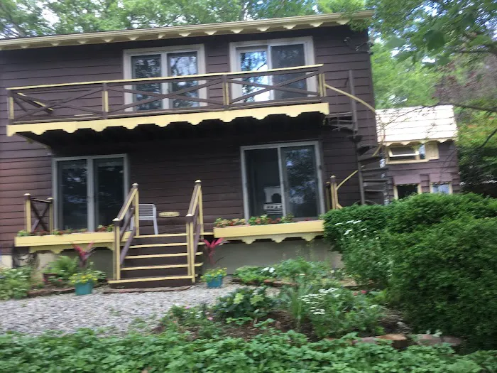 Alices Lakeshore Retreat Picture 4
